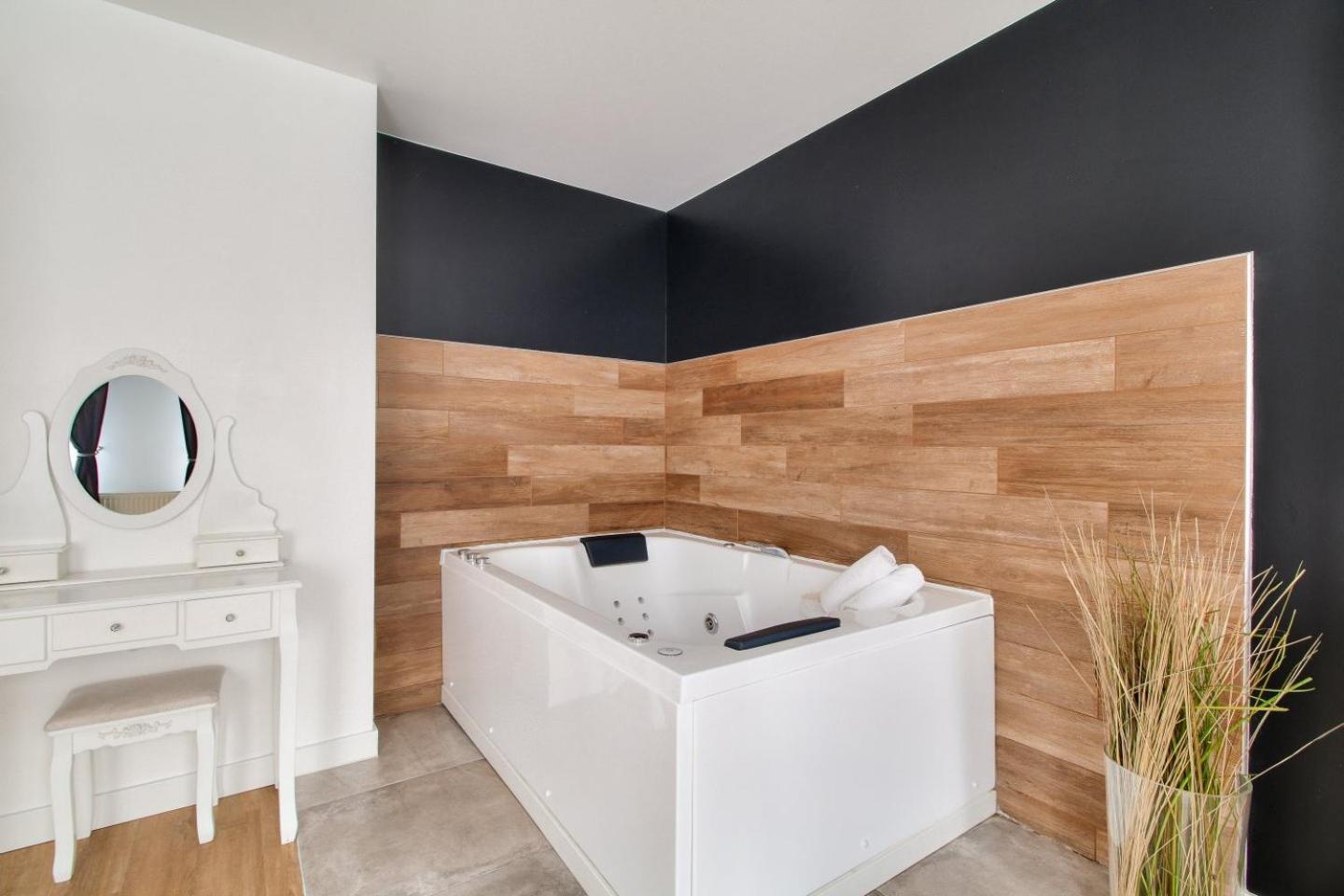 123Home - Suite & Spa Xl Montevrain Exterior photo